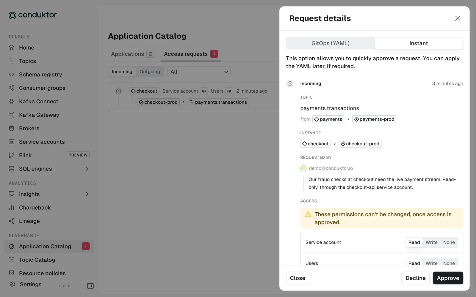 Das Payments-Team prüft die Anfrage des Checkout-Teams, payments.transactions zu lesen, samt Begründung